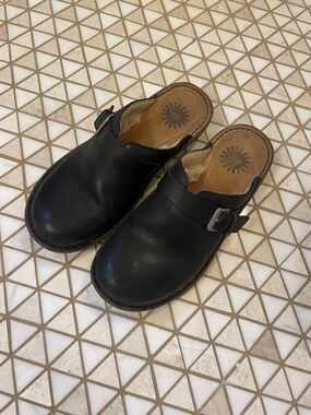 Ugg Leather Buckle Clogs Women’s Size 7 Black Slip-on Round Toe